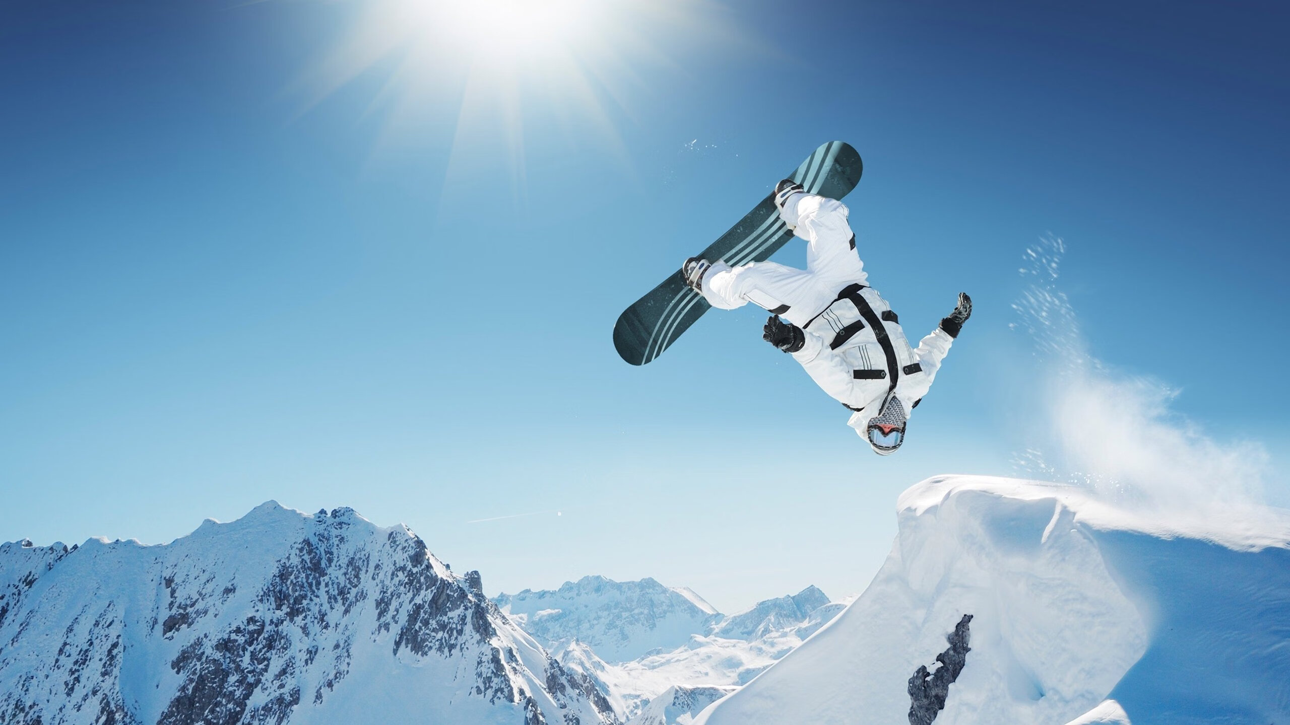 随机_线上线下融合：虚拟竞技空间引爆新体验_，线上线下场景